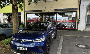 Frontansicht des Standorts der indrive Fahrschule Oberndorf am Neckar in der Hauptstraße 11 mit Fahrschulauto davor.